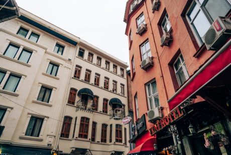 Hostelworld Vs Booking.Com Budget Backpackers: Hostelworld vs Booking.com: Which Platform Saves Budget Backpackers More Money?