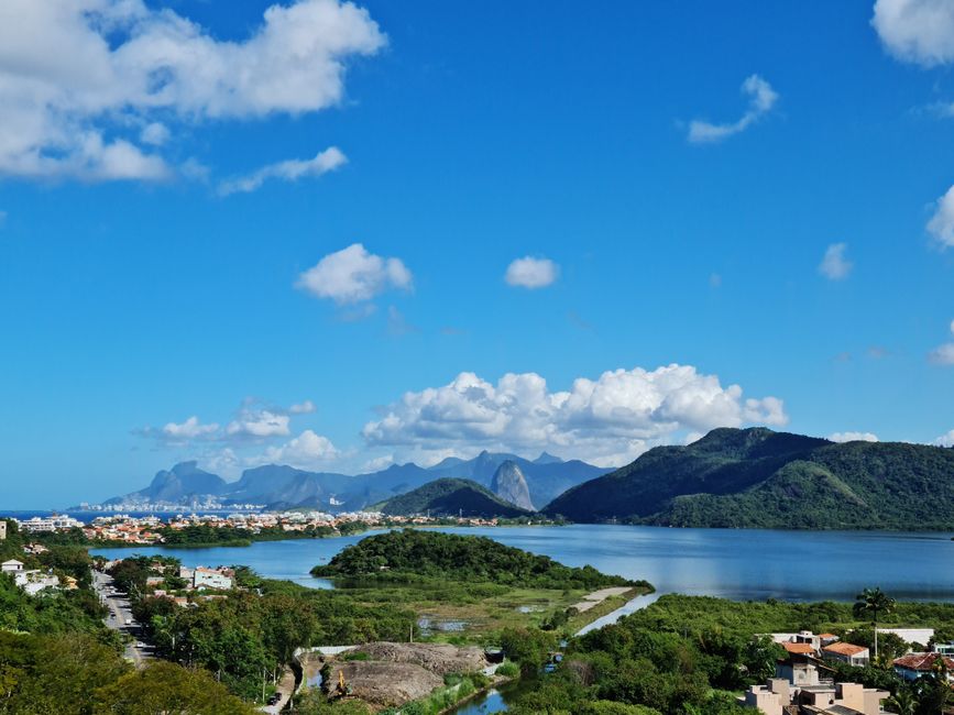 Blue skies over Piratininga with Rio Mountains and ocean in view.